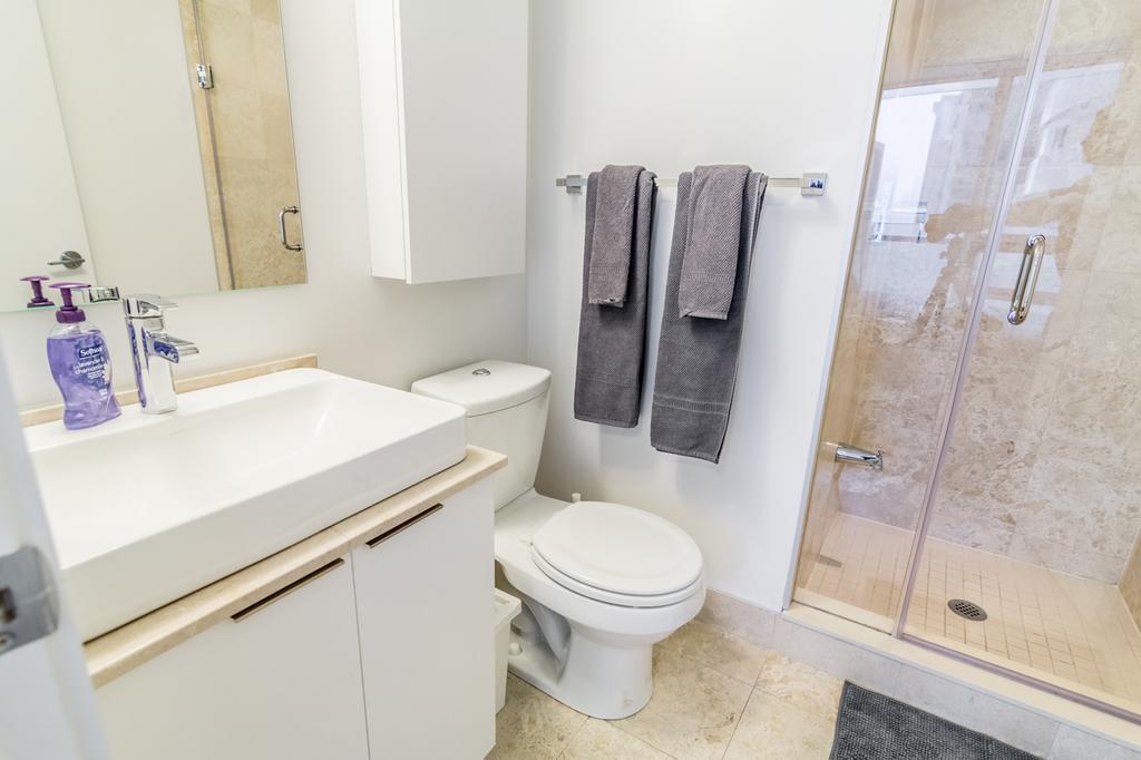 Aoc Suites - Two Bedroom Condo - City/Cn Tower View Toronto Buitenkant foto