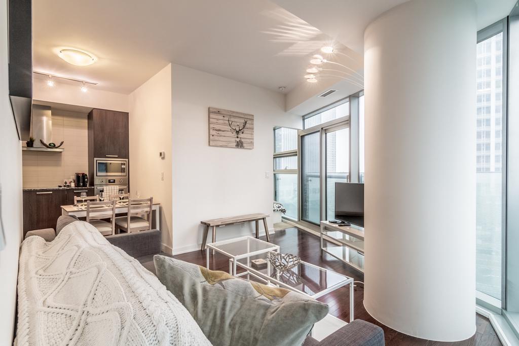 Aoc Suites - Two Bedroom Condo - City/Cn Tower View Toronto Buitenkant foto